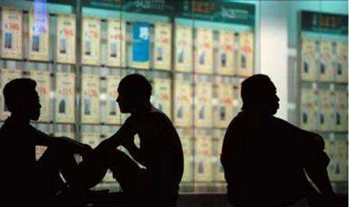 封面有数|房产经纪人图鉴:36%每天工作10小时