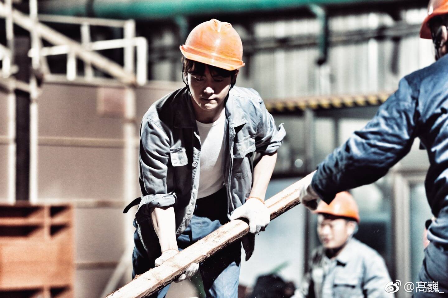 最近马天宇的民工造型也遭到了曝光,一组在工地干活的照片讨论度极高