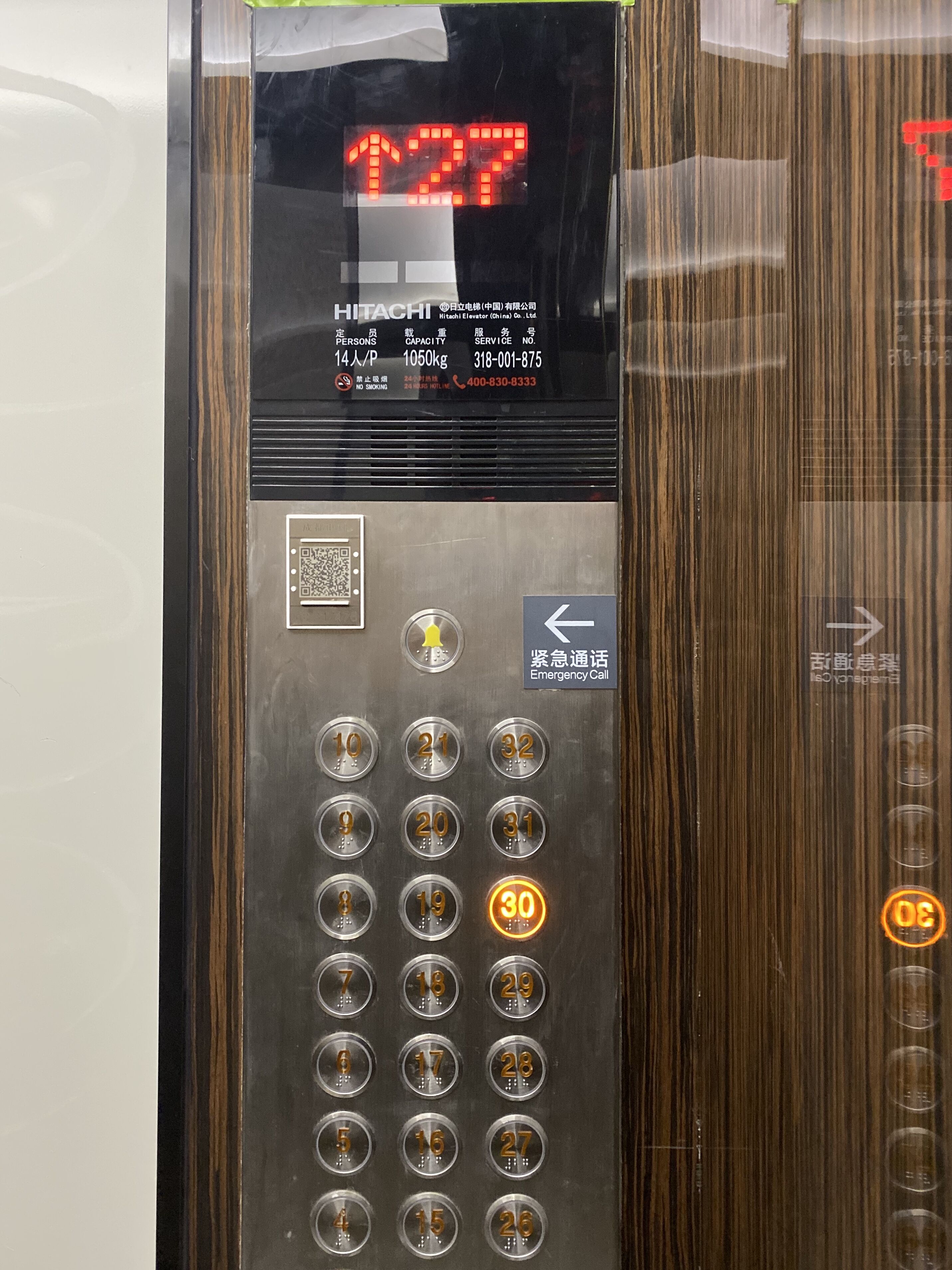 一线品牌日立,电梯轿厢内部还选用了现代金属与古典木质相间的花纹