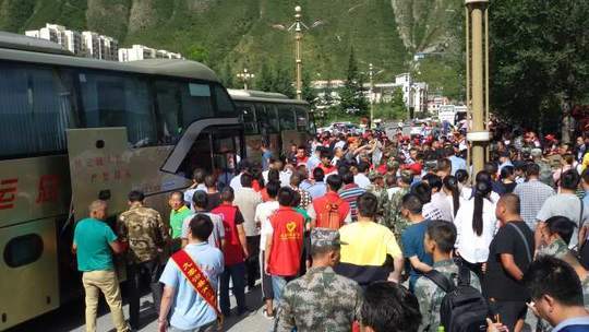 457公里大转移·从九寨沟到成都 6250名游客