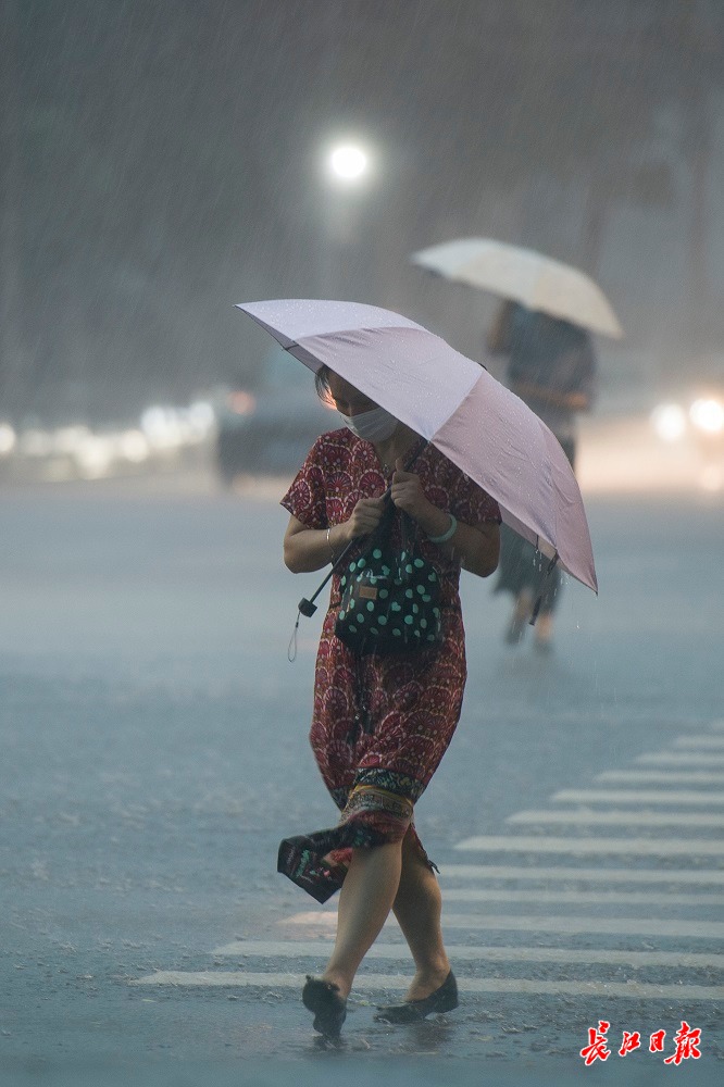 冒雨前行