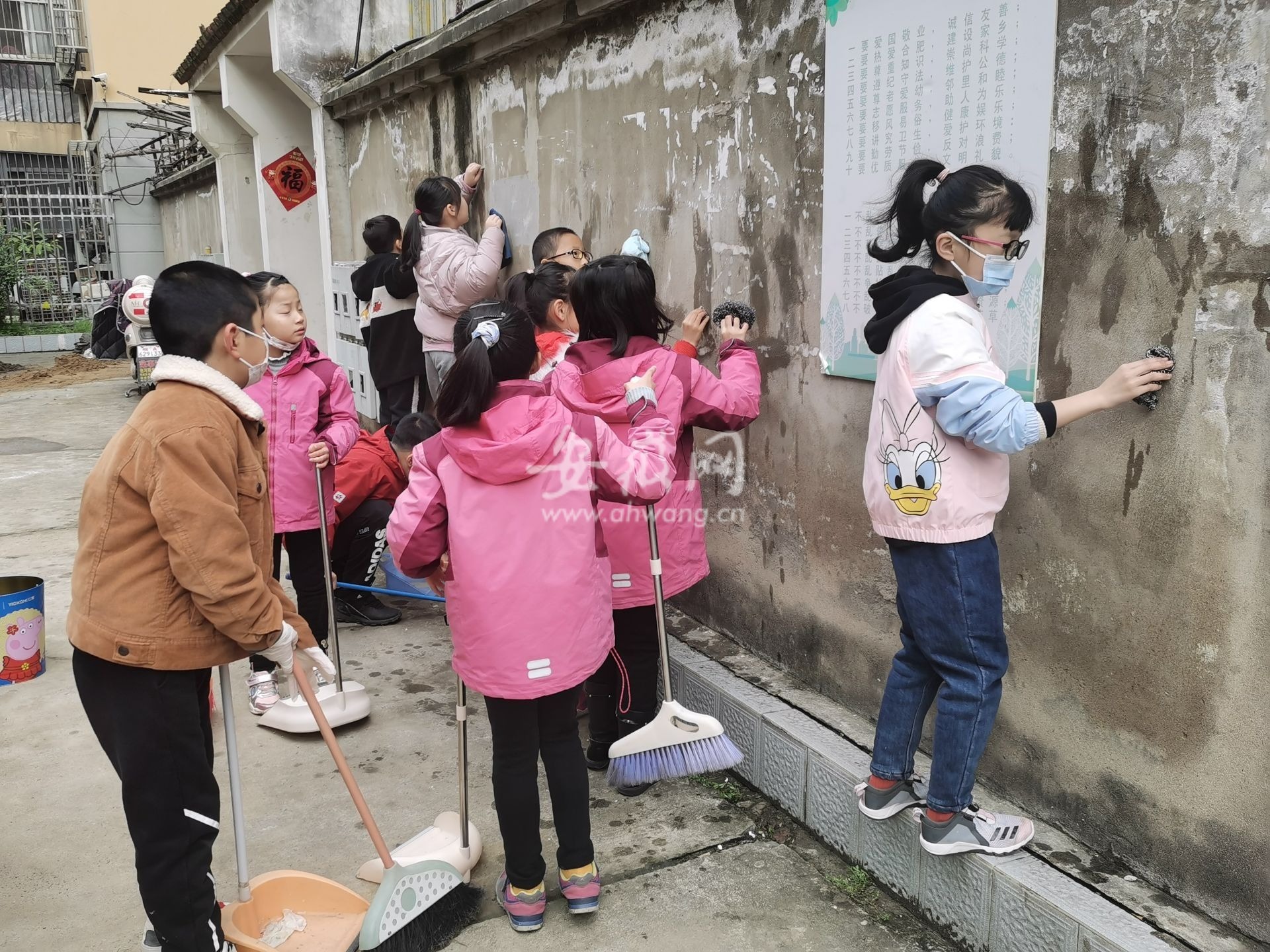 学雷锋月在行动合肥小学生走进社区学雷锋