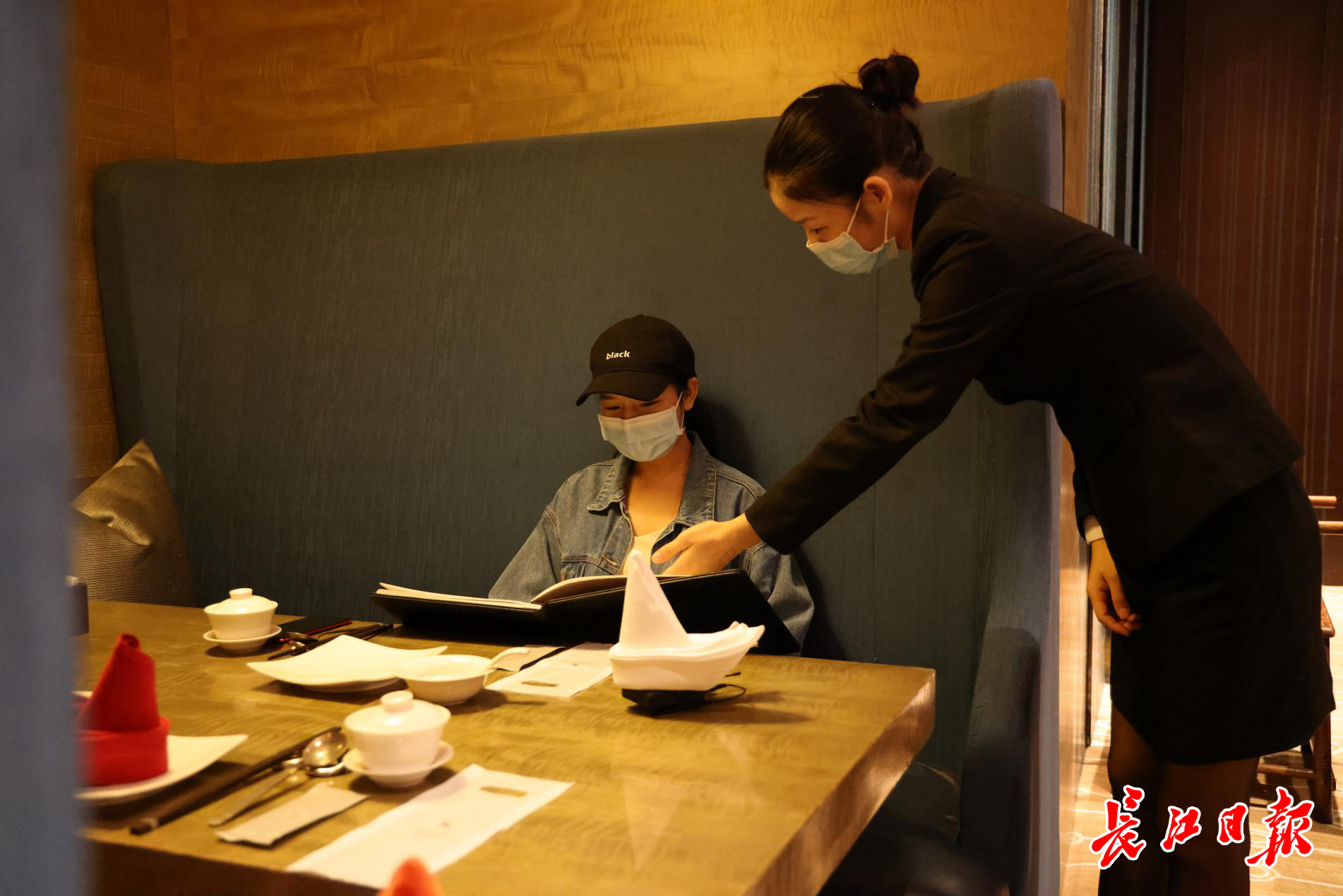 武汉星级酒店流行新食尚服务员变点菜师