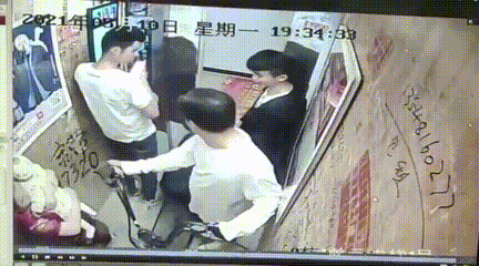 恐怖3秒钟电瓶车自燃火焰瞬间吞噬电梯
