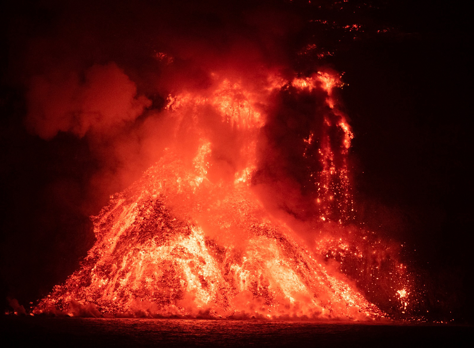 西班牙火山喷发岩浆入海生成陆地相当25个足球场