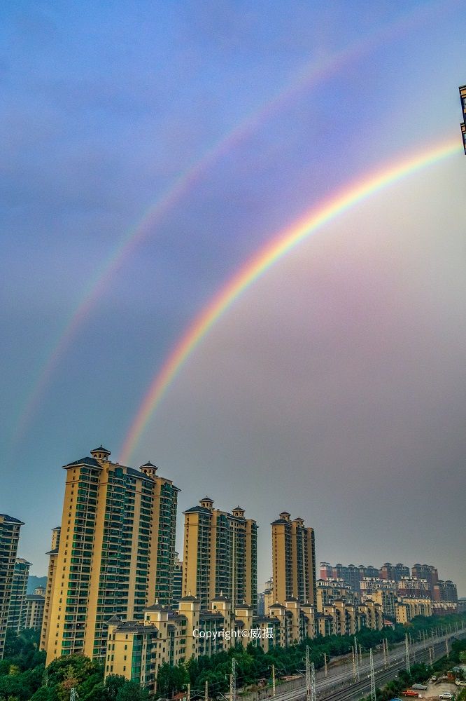 奇观!阵雨,双彩虹,晚霞,弯月,1小时内轮番上演|城市摄影队