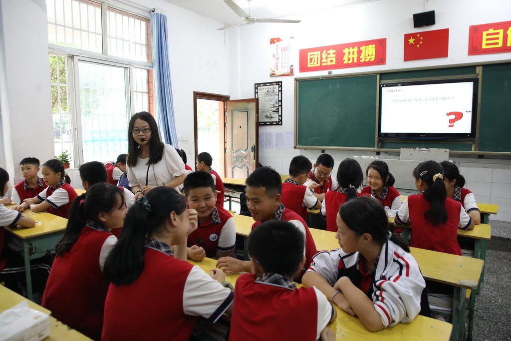 兴文县香山中学八年级八班开展"什么是好家风"主题讨论.