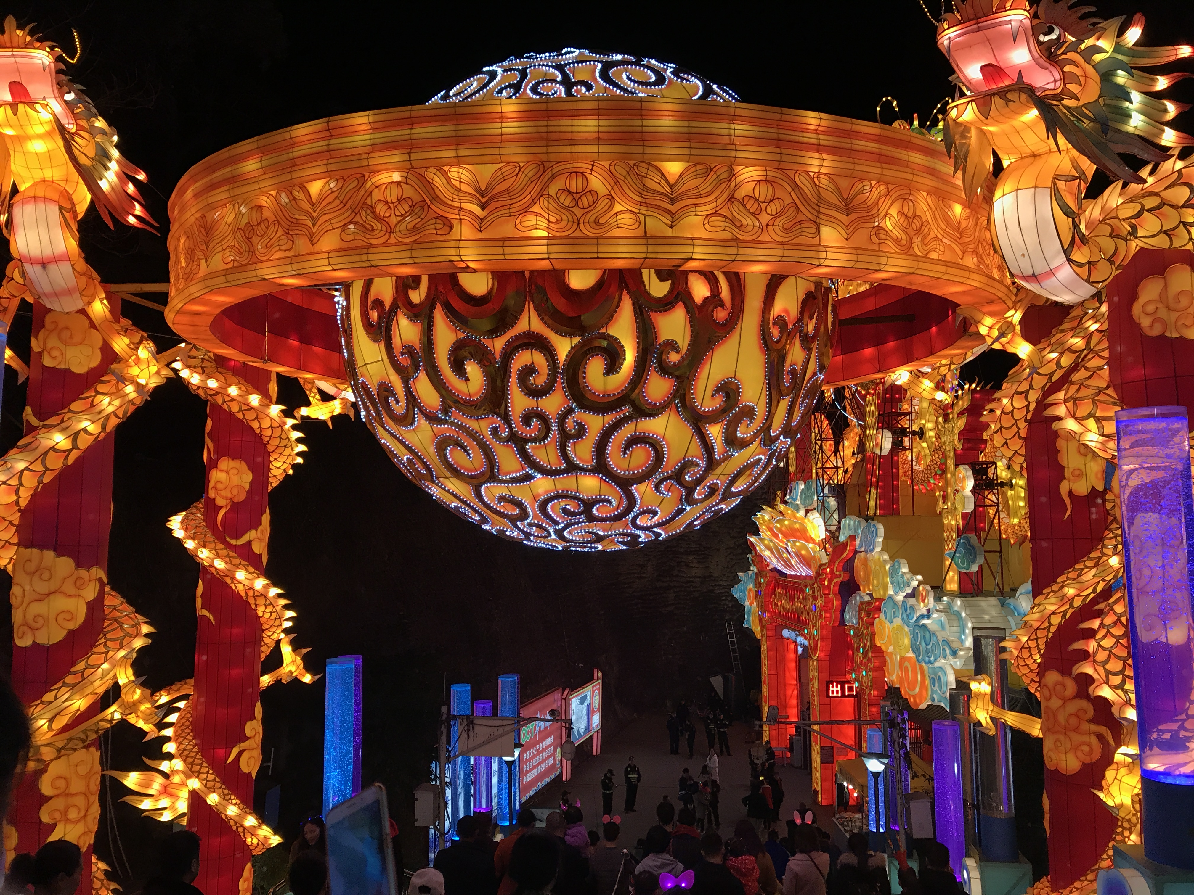 热年观天下第一灯 春节假期320万游客涌入自贡