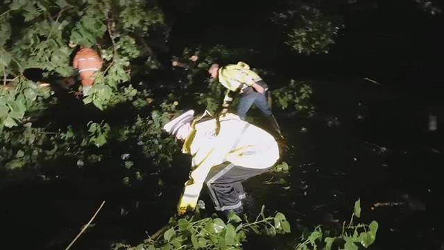 暴风雨突袭湖北24条高速 高警雨夜护航（最新发布）