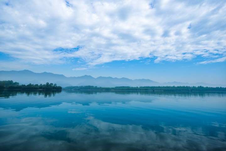 的原创地和实景地,十年来,富春江畔的杭州富阳以画为鉴,还原富春山水