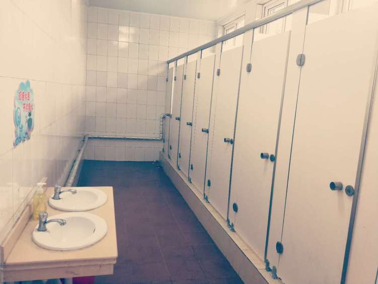 厕所革命进行十几年青岛中小学厕所大都已升级