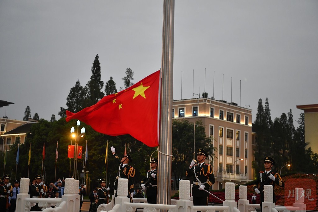 成都天府广场升国旗迎国庆,上万群众观看