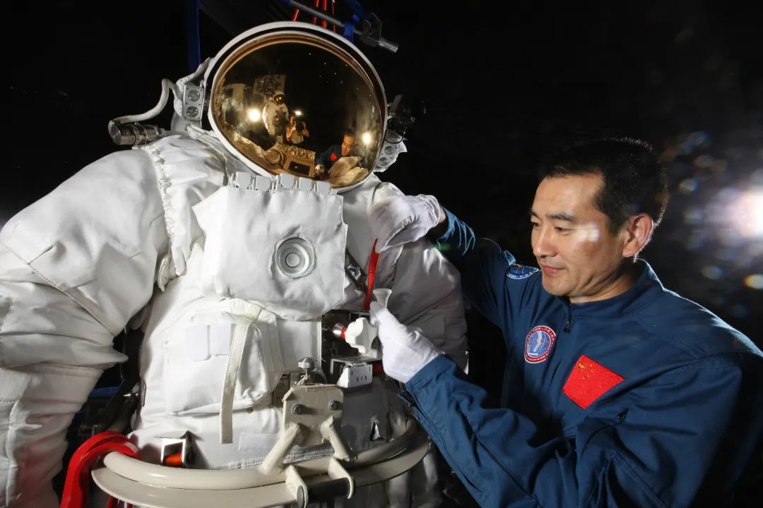 翟志刚第一位太空漫步的中国航天员