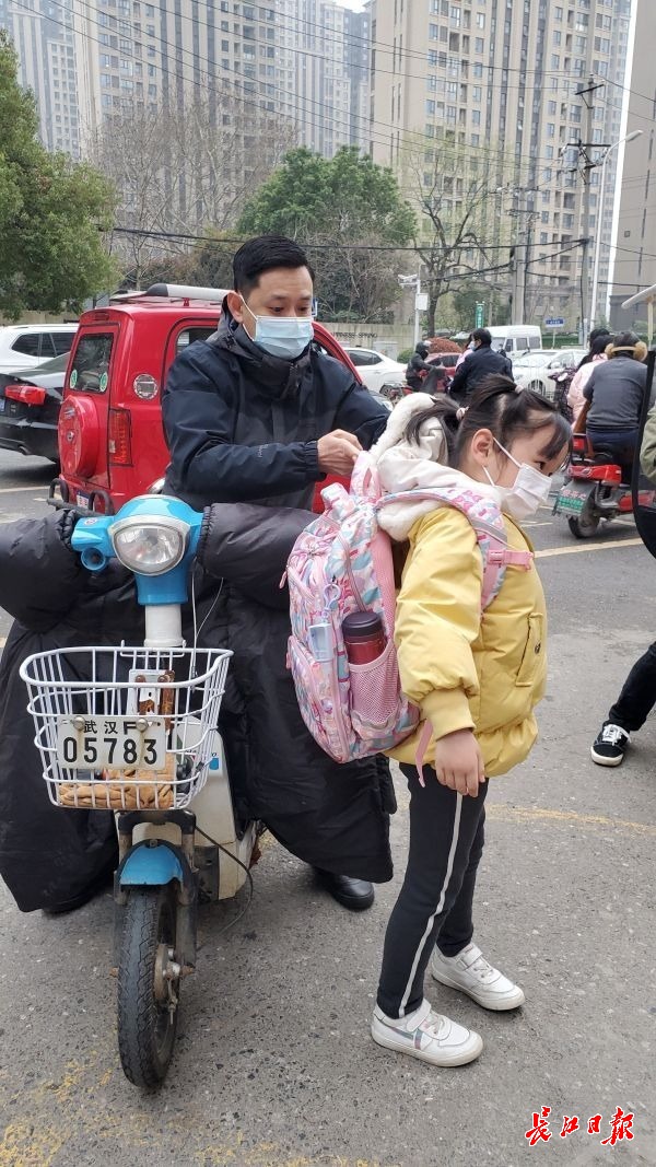 爸爸接送妈妈过节这些学校设立爸爸接送日