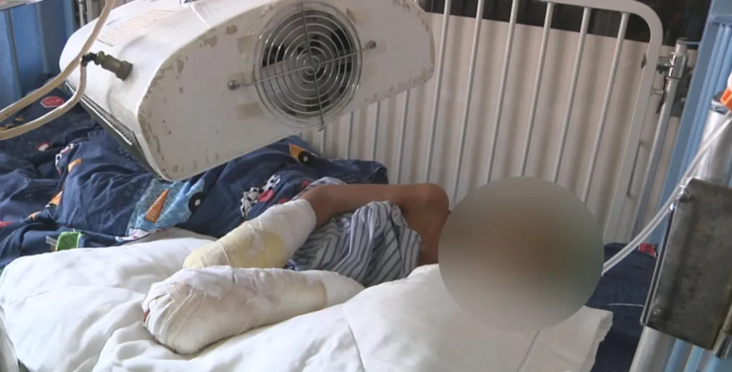 当时医生给出的治疗方案是立即进行手术治疗,但由于担心当时没人照顾