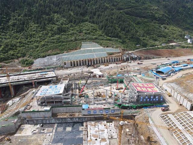 郑万高铁巴东北站顺利封顶