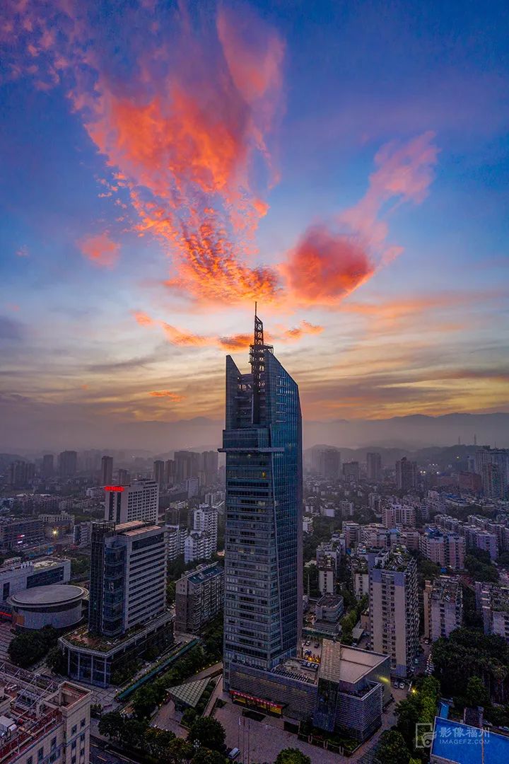 走进福州城,一座座美丽的建筑拔地而起,一座座公园像是镶嵌其间的