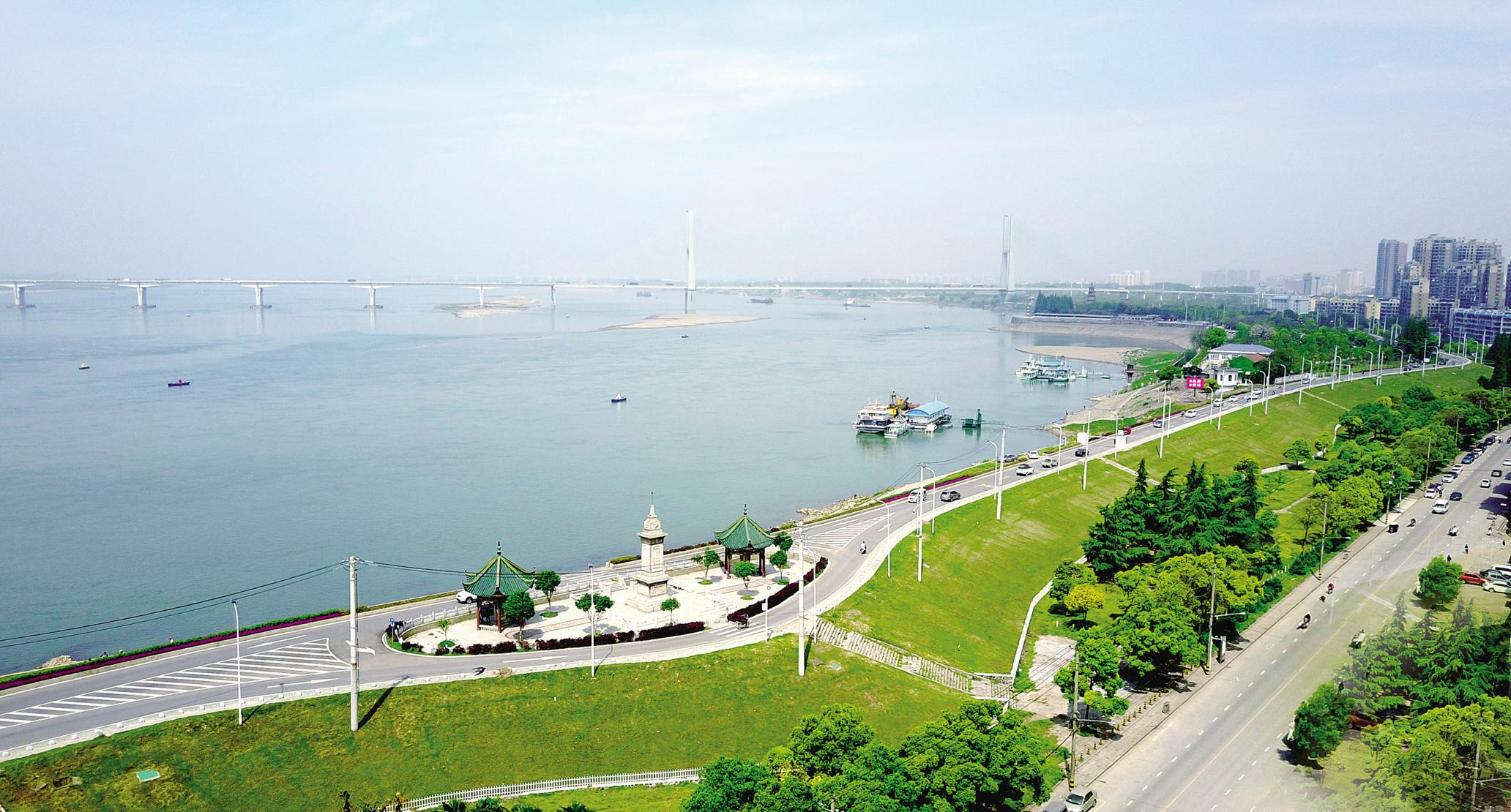 已历千年的荆江大堤经过新中国成立后三期加固真正成为水上长城巍巍