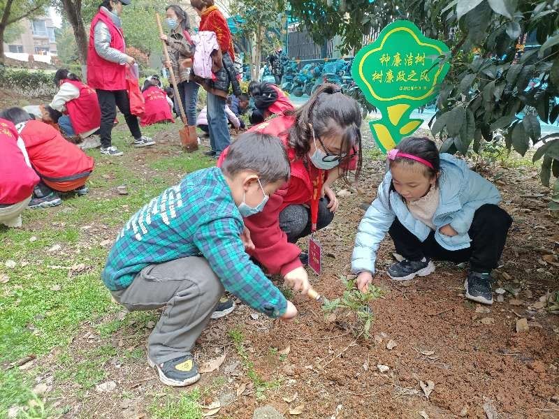 植树节孩子们栽下廉洁小树苗