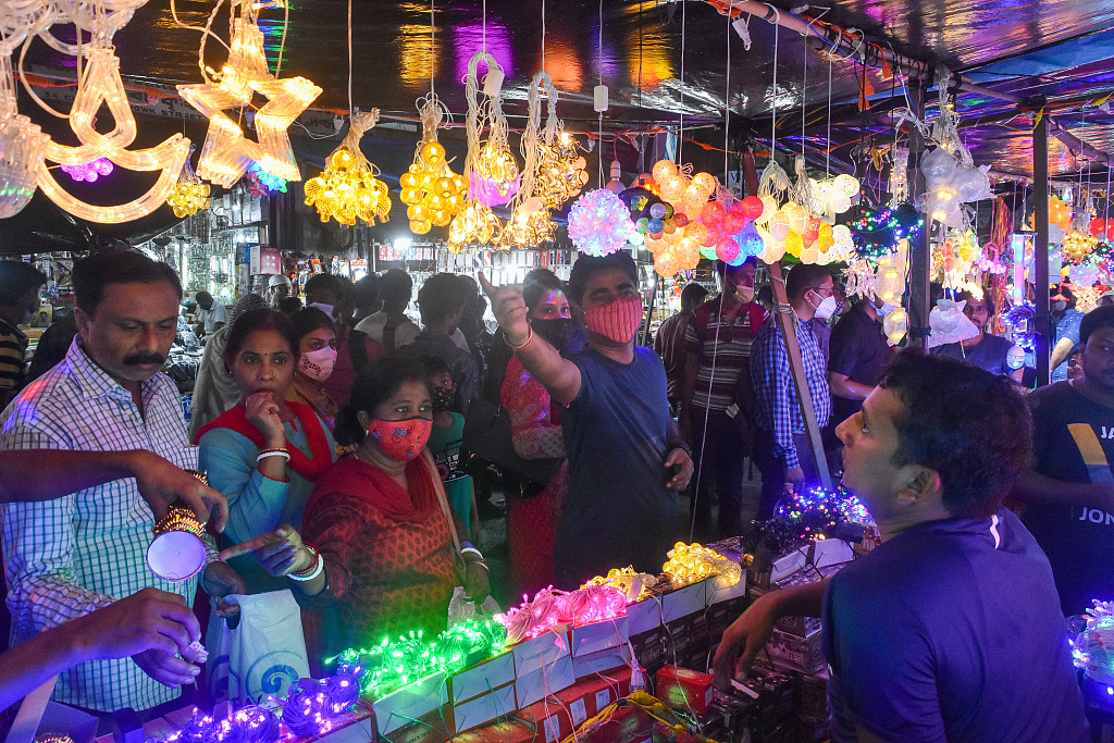 印度民众不顾疫情涌入大型市场为过排灯节购物