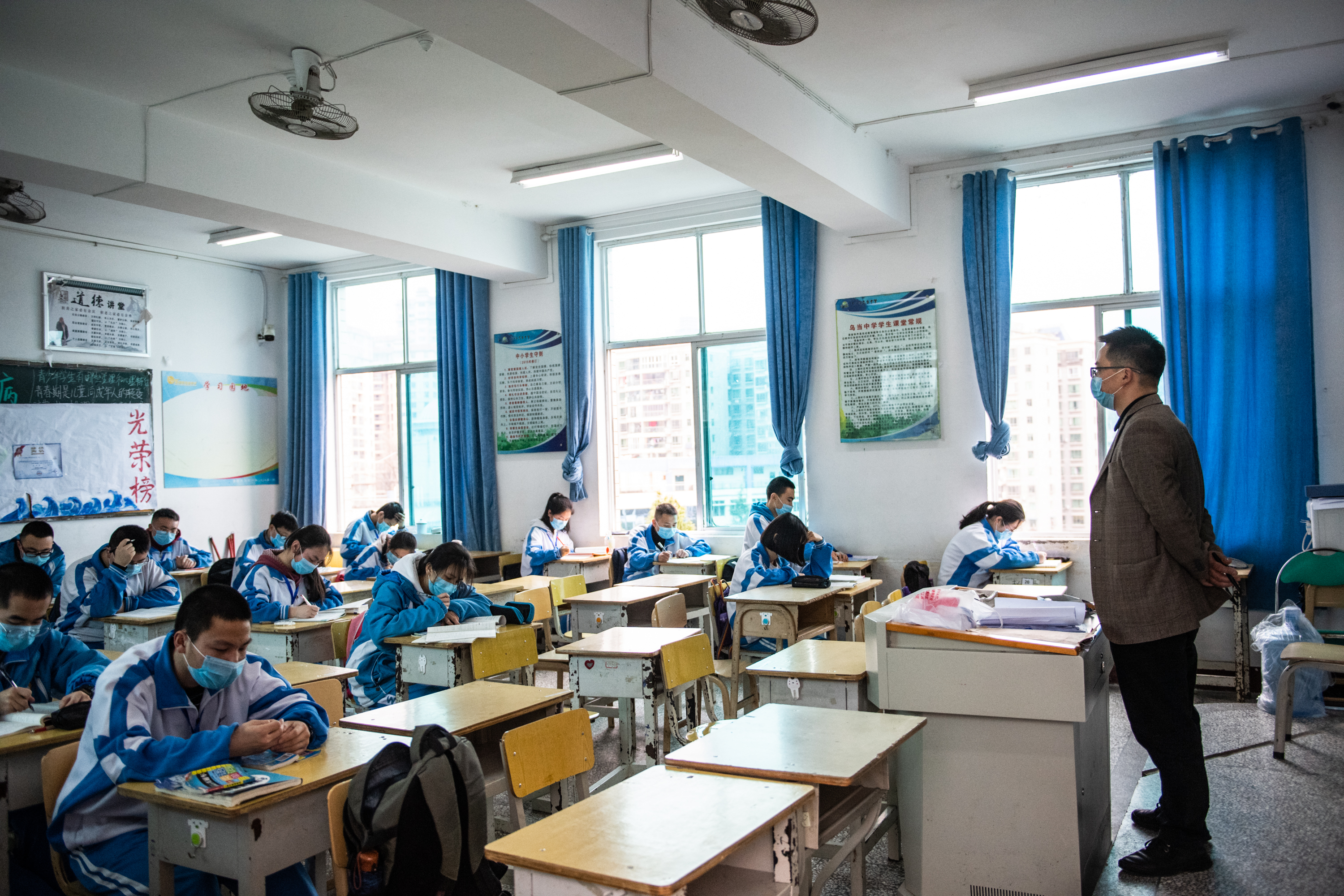 3月15日,乌当中学高三学生在校门处测量体温.