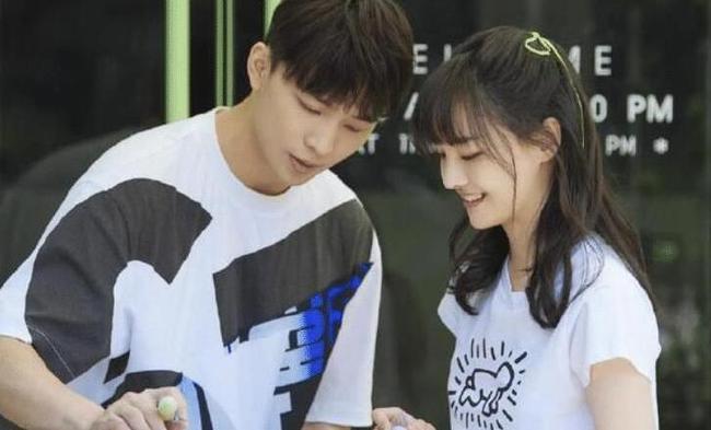 偶遇张恒带一岁子女出游,郑爽女儿正面首曝光,皮肤白皙像洋娃娃