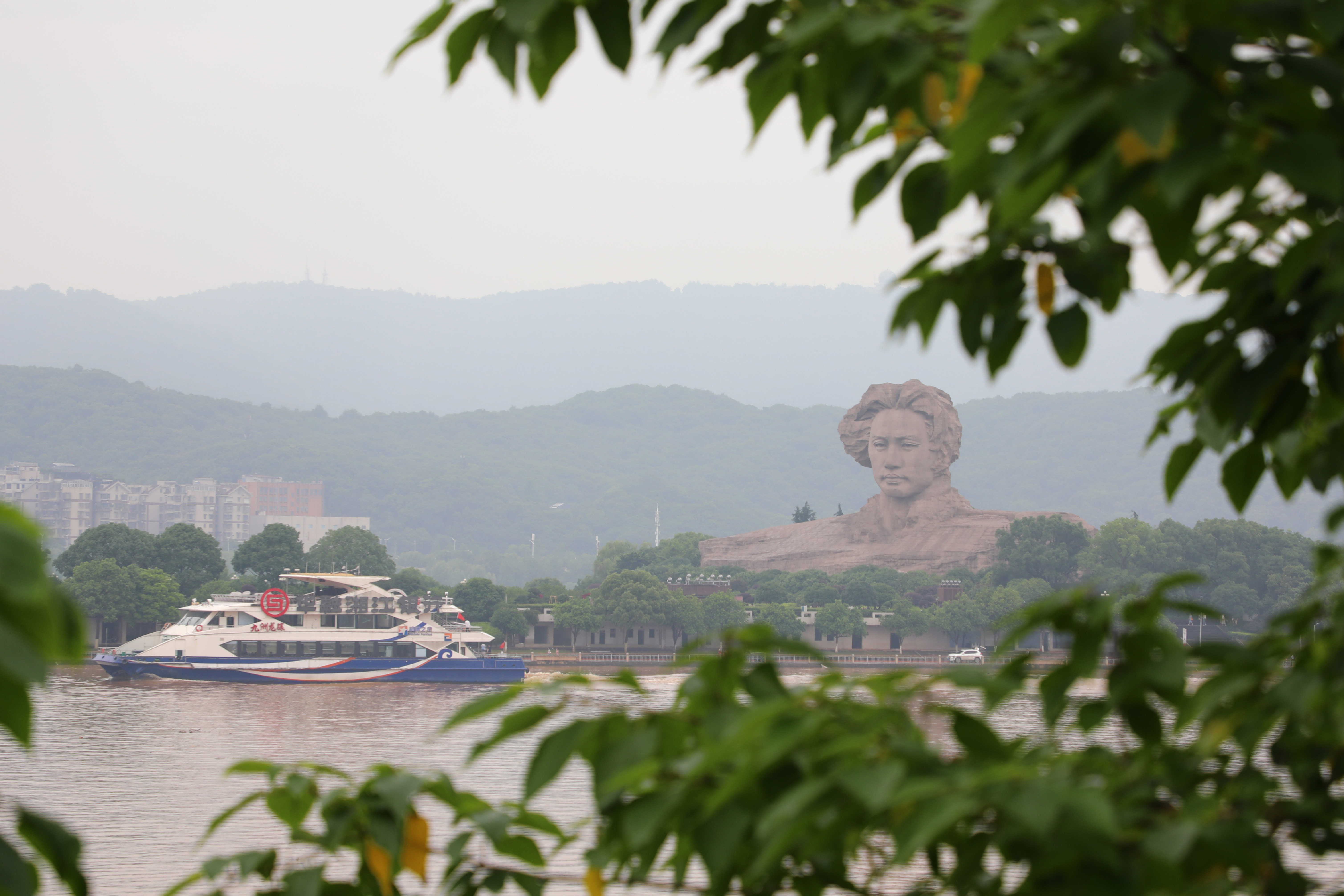 5月25日,湖南长沙橘子洲景区在湘江水位下降后,经过清淤清洗,恢复对外