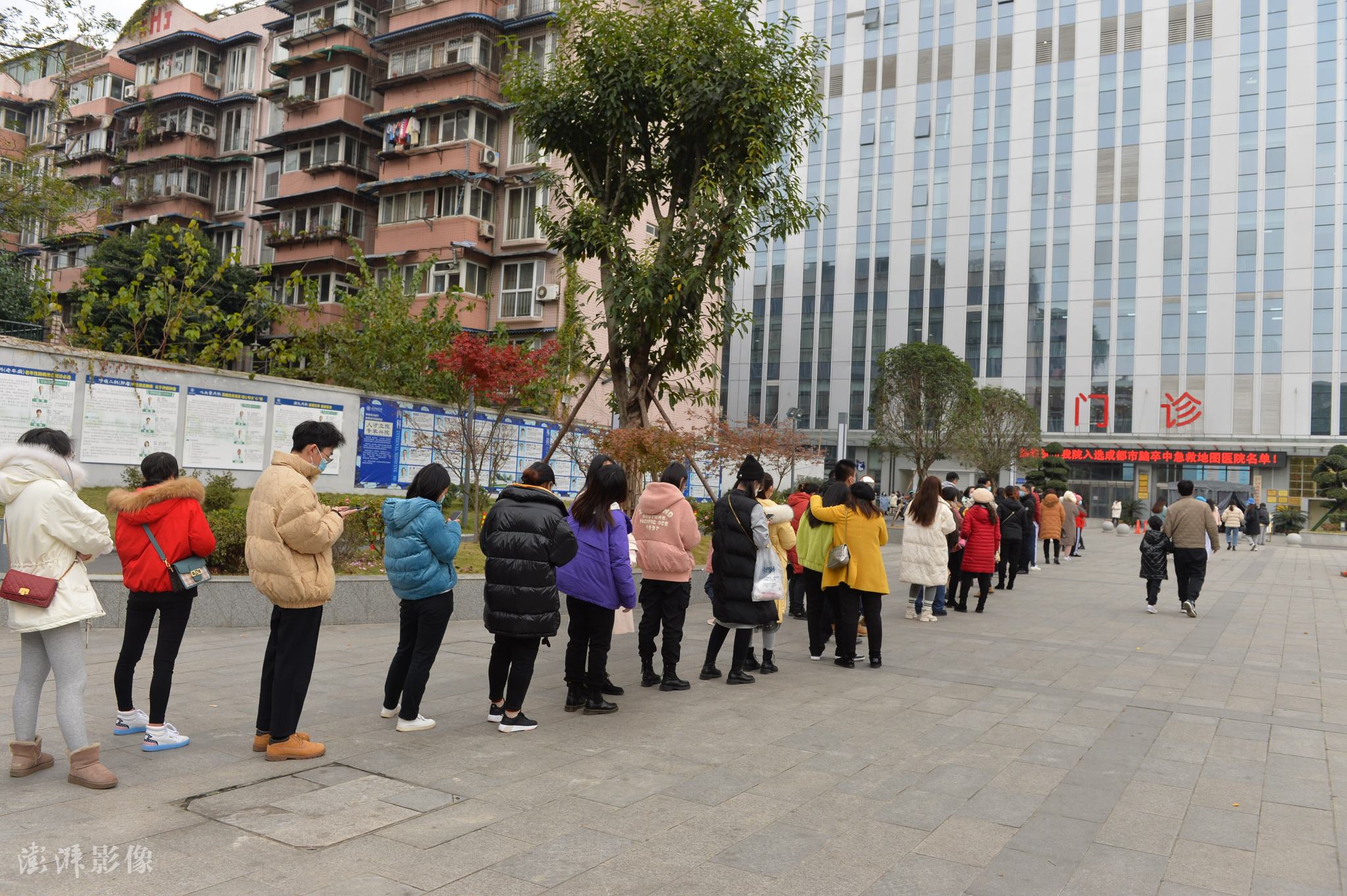 实拍成都核酸检测点上百市民排队等候