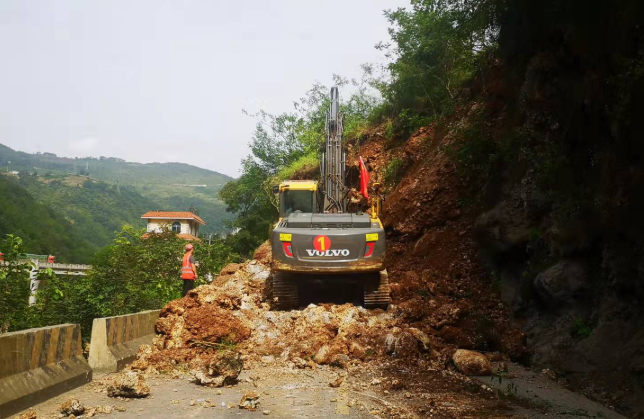 云南盐津g247景泰线发生山体滑坡预计9月10日抢通