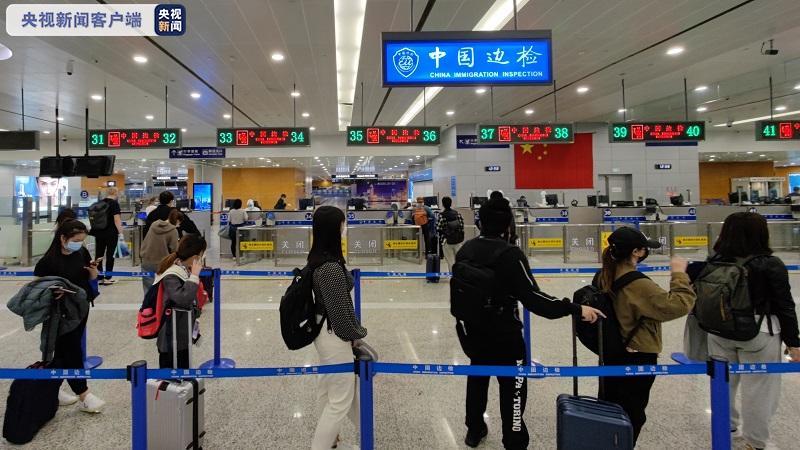 上海浦东机场国际航班并楼首日约有5000名旅客出入境