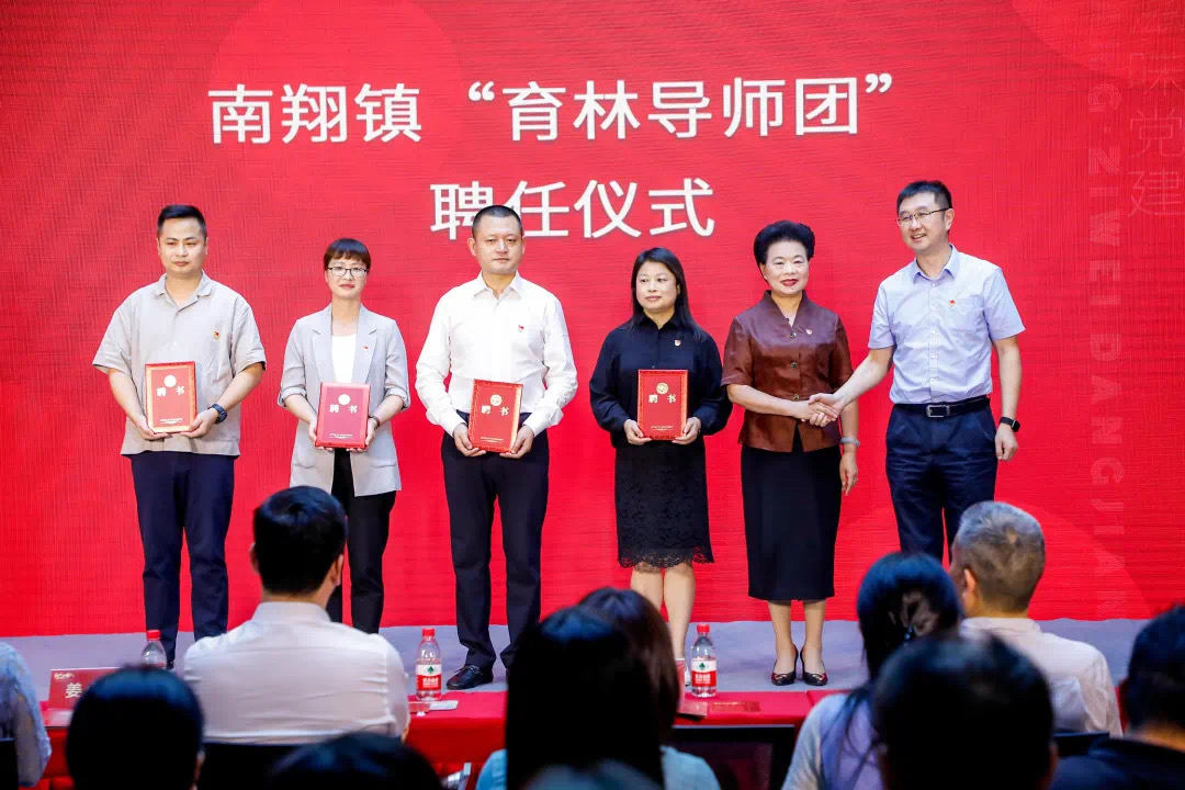 南翔镇党委书记陈杰表示,当前党史学习教育已进入第二阶段中期,是