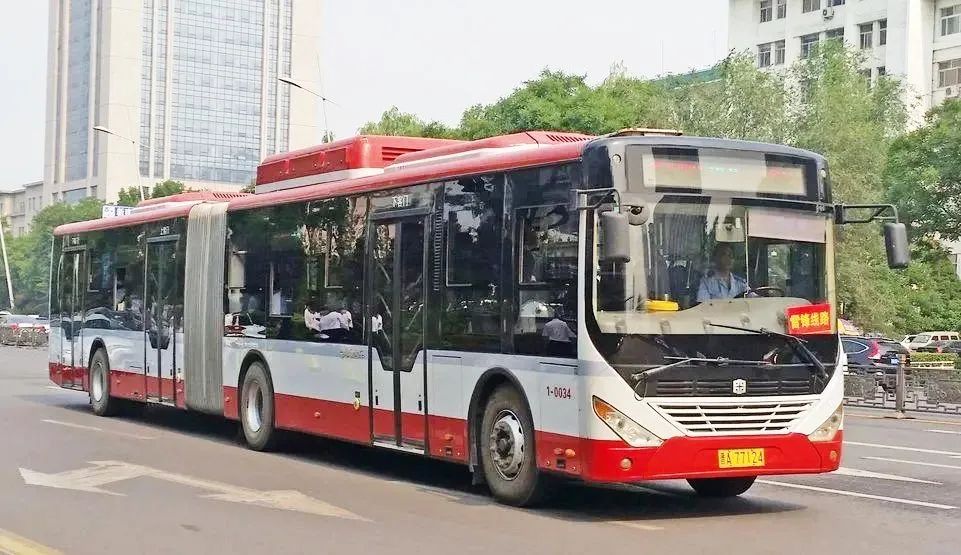 再见了迎泽大街上的大通道太原1路公交车迎来第四代
