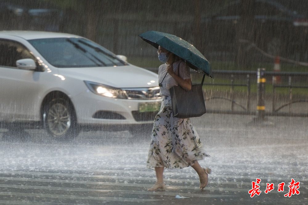 冒雨前行