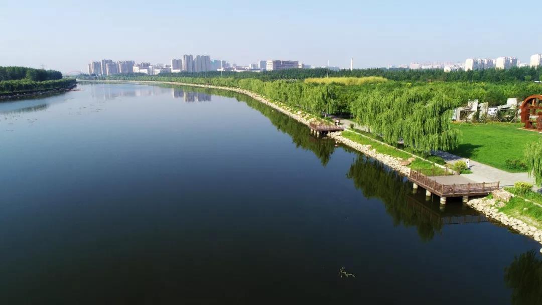 伊通河城区段 治理后美景整齐的河道,平坦的木栈道,石板路,岸边公园