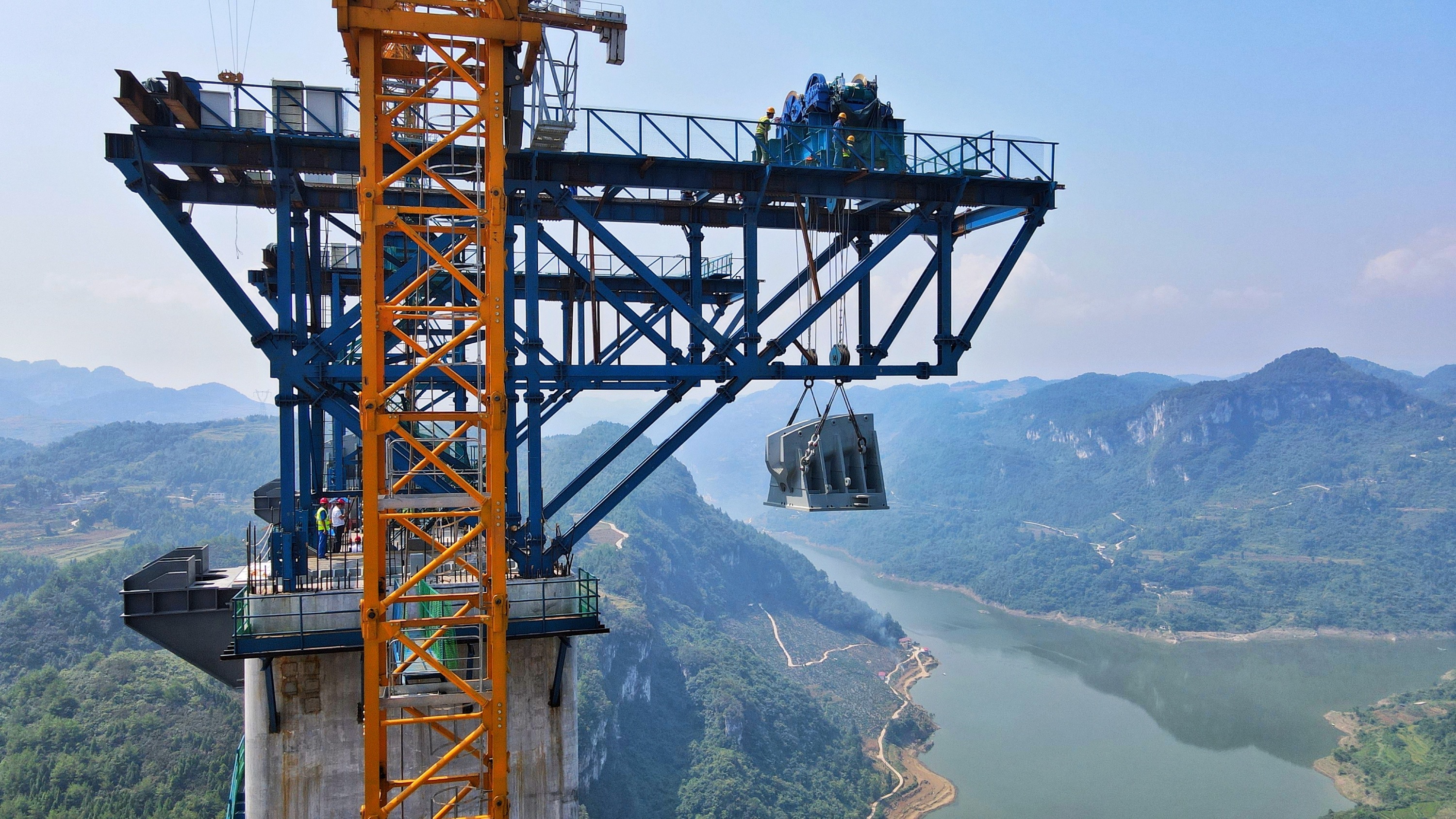 贵州瓮开高速公路开州湖特大桥主塔主索鞍吊装成功