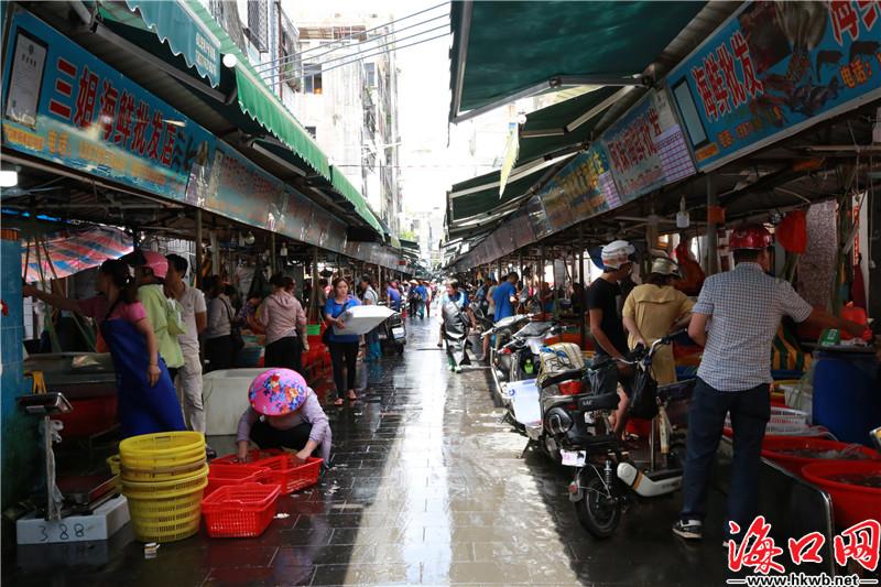 开渔后海口东门市场海鲜供应充足 市民纷纷"抢鲜"饱口