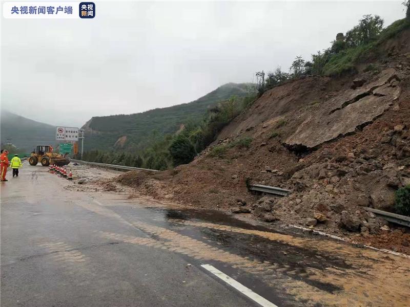 持续降雨致山西多段高速公路出现边坡塌方当地实施交通管制