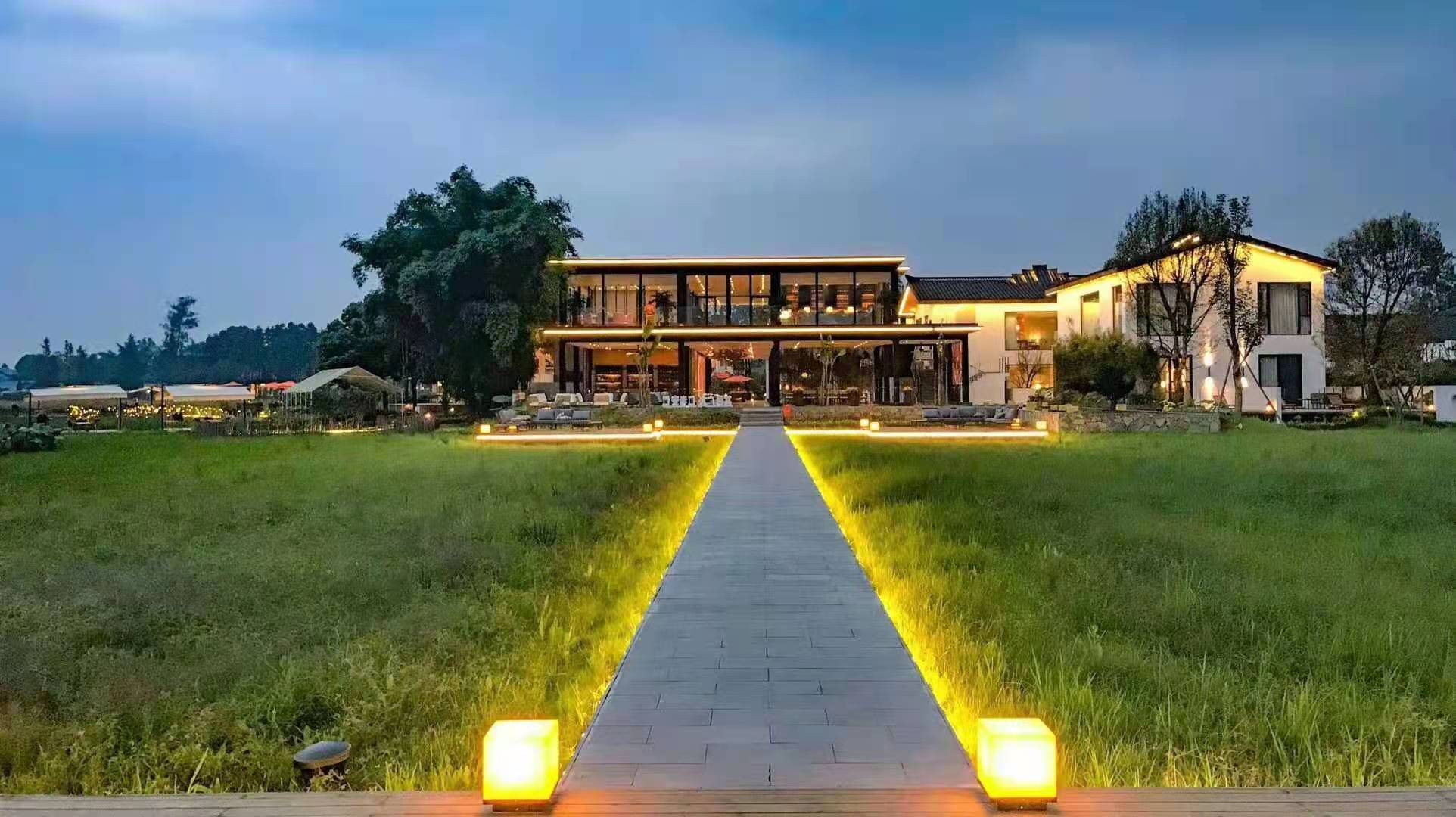 据悉,大邑现已建成溪地阿兰若等国内十大民宿品牌为引领的精品林盘44