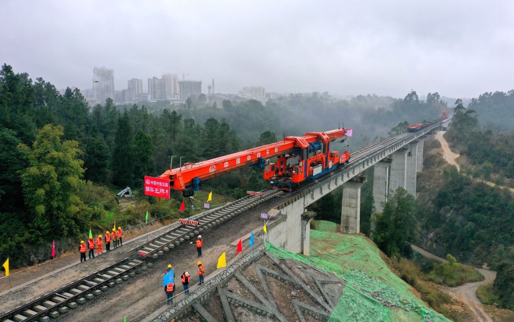 连接成渝铁路成昆铁路的连乐铁路正线轨道贯通