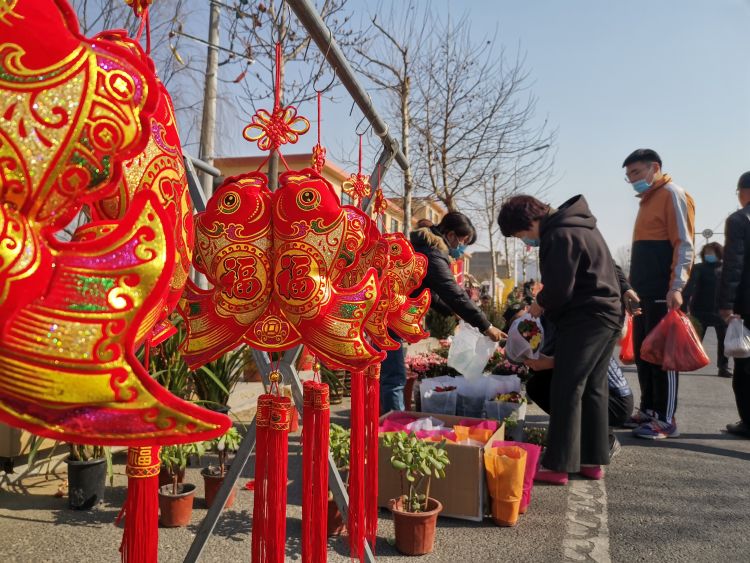 新春走基层即墨王村赶年集办年货