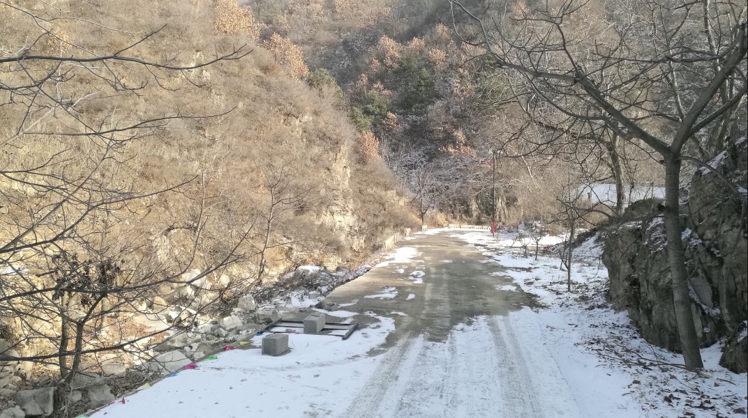 走进张泉村村民赵玉普家,83岁的老人正在门口挑拣山楂,院子不大,但