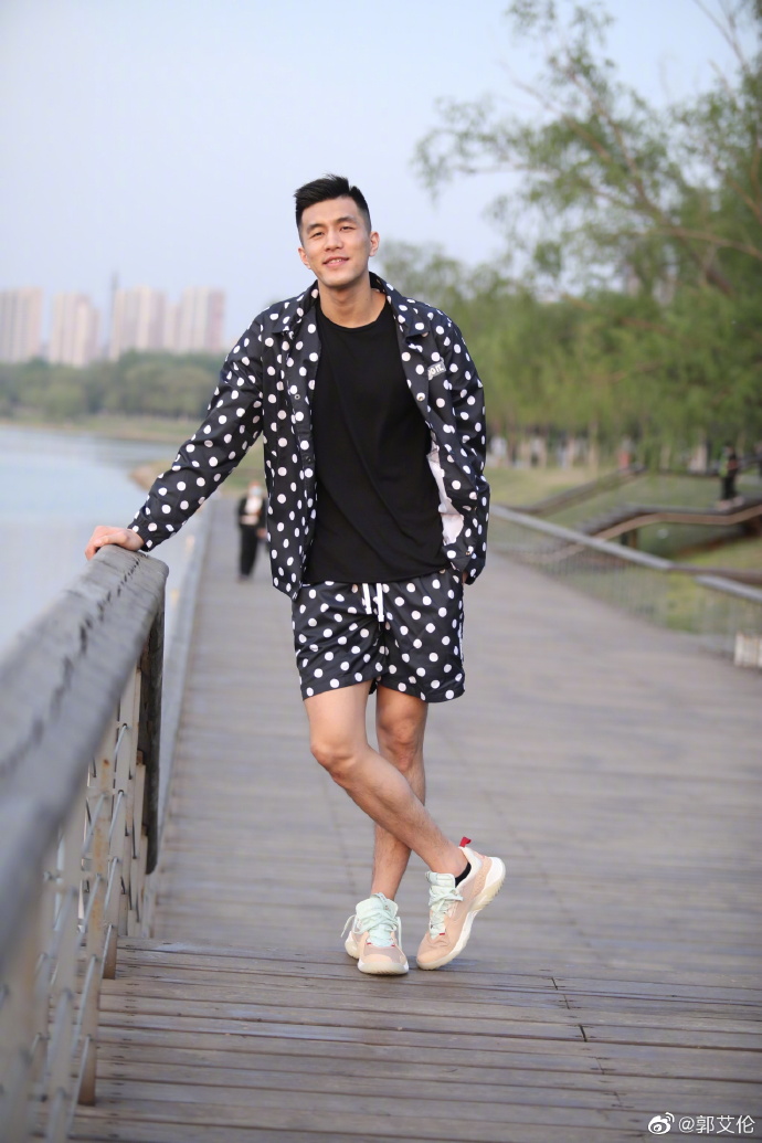 郭艾伦晒街拍帅照一身潮牌成焦点