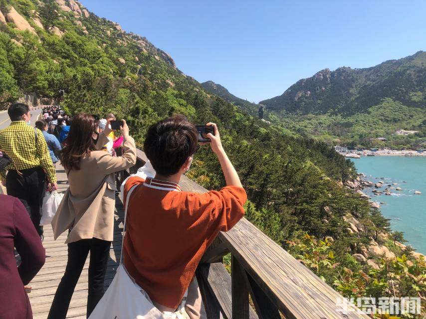 崂山景区迎来客流高峰文明旅游志愿者连轴转