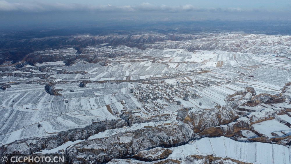 2020年11月22日在山西省临汾市吉县中垛乡航拍的黄土高原雪景