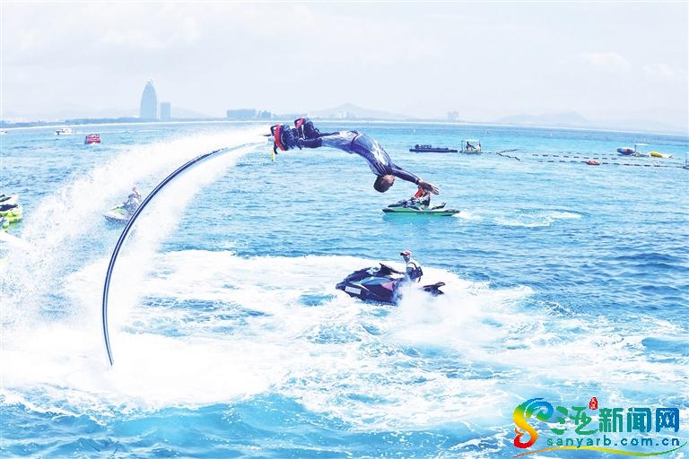 5月4日,三亚蜈支洲岛旅游区,海上项目"水上飞龙"备受游客热捧.