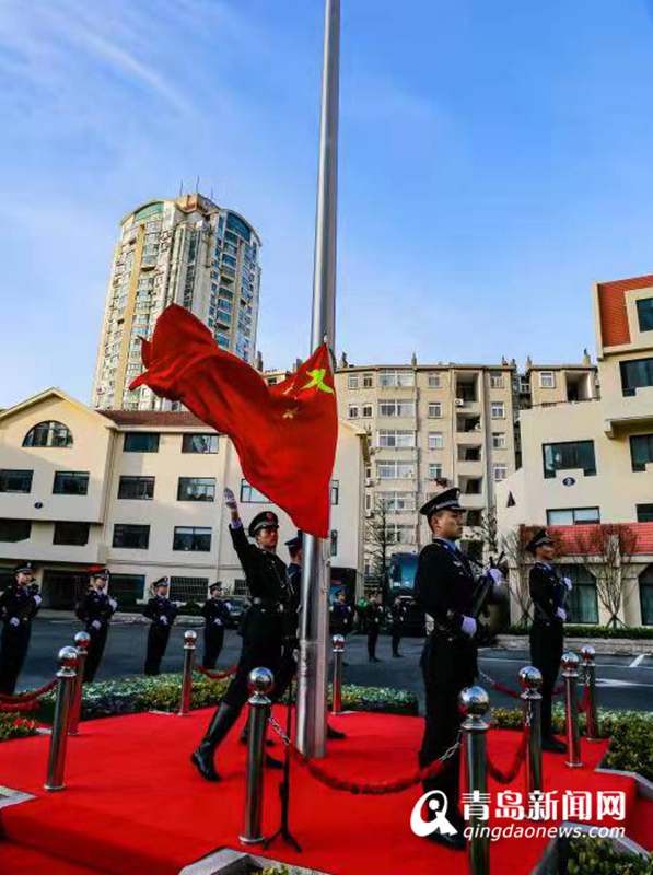青岛市公安局举行2022年元旦升国旗仪式