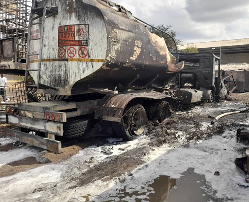 赞比亚卢萨卡3辆油罐车着火爆炸致3人被烧伤