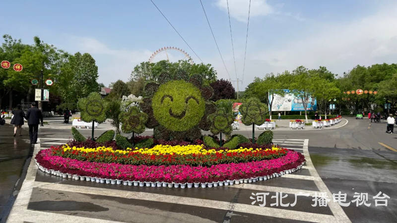 好萌的花坛造型石市动物园各色鲜花庆五一营造浓厚节日氛围