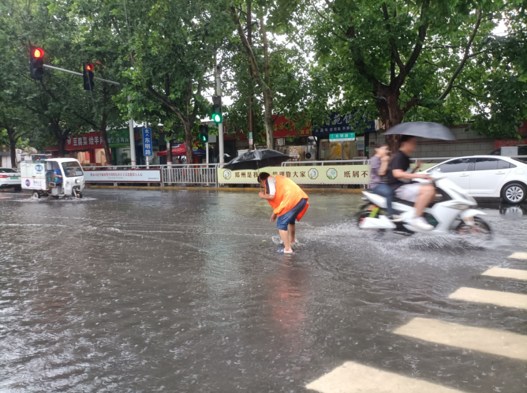 郑州市气象台2021年07月20日11时50分继续发布暴雨红色预警信号郑州