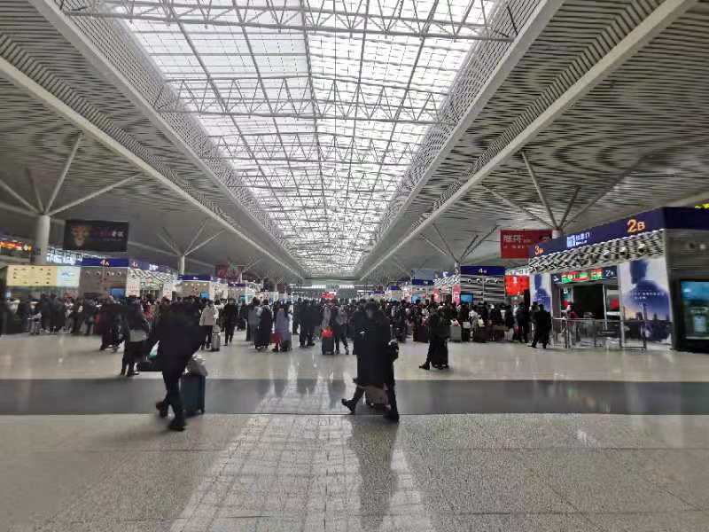 郑州火车站郑州东站客流增大部分城市票额不足